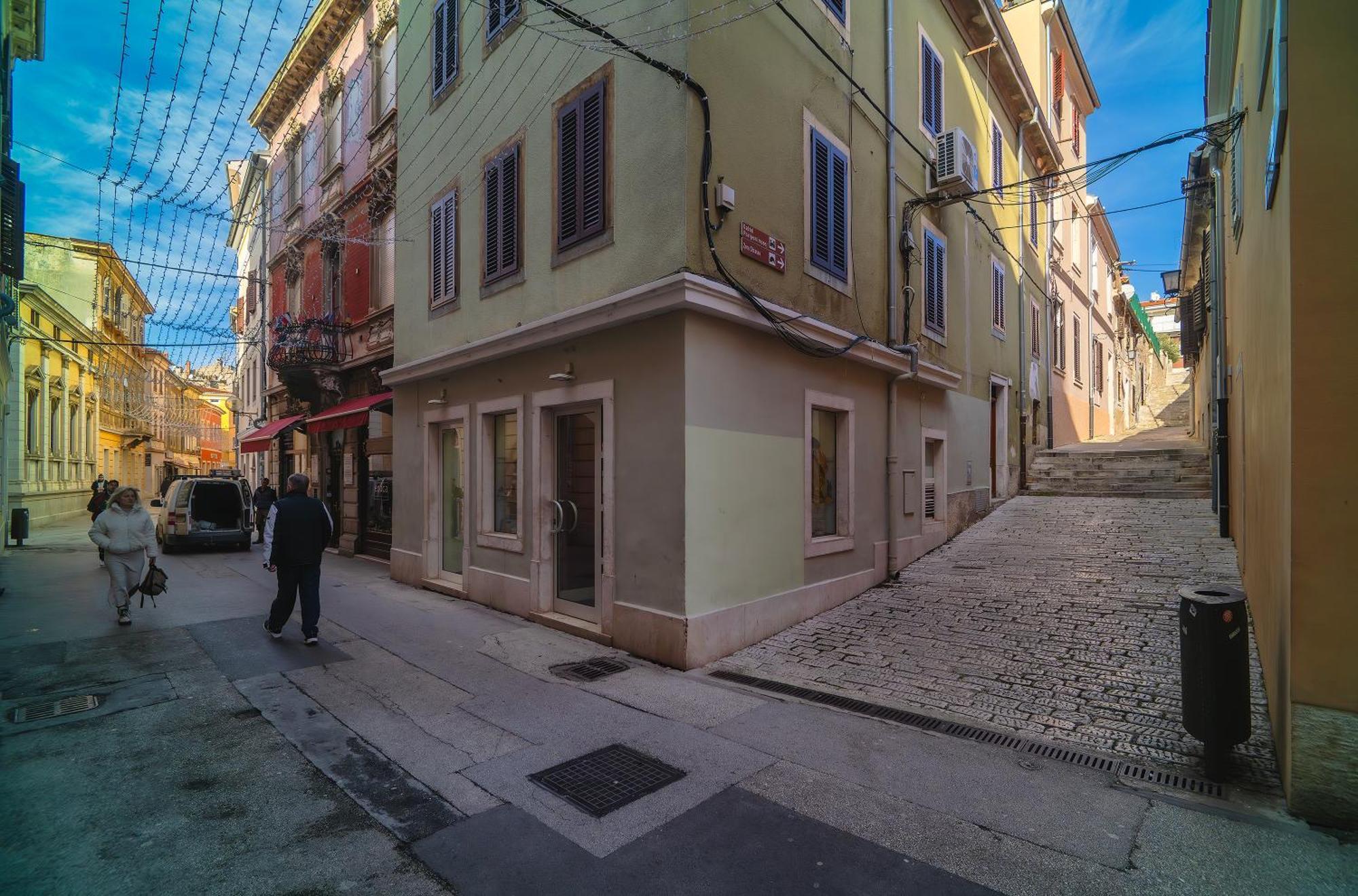 Arta Apartment City Center II - With Private Parking Pula Exterior photo