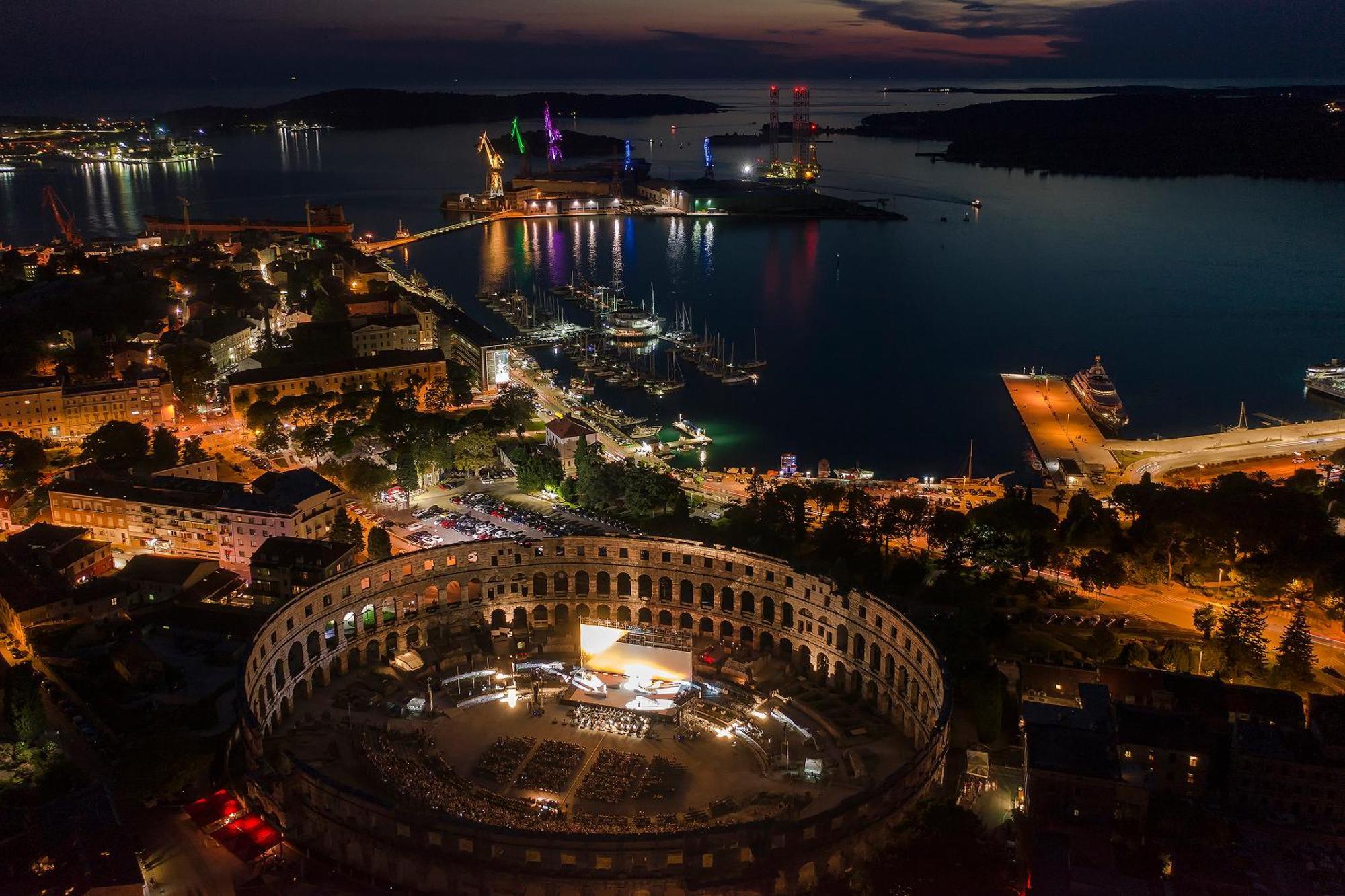 Arta Apartment City Center II - With Private Parking Pula Exterior photo