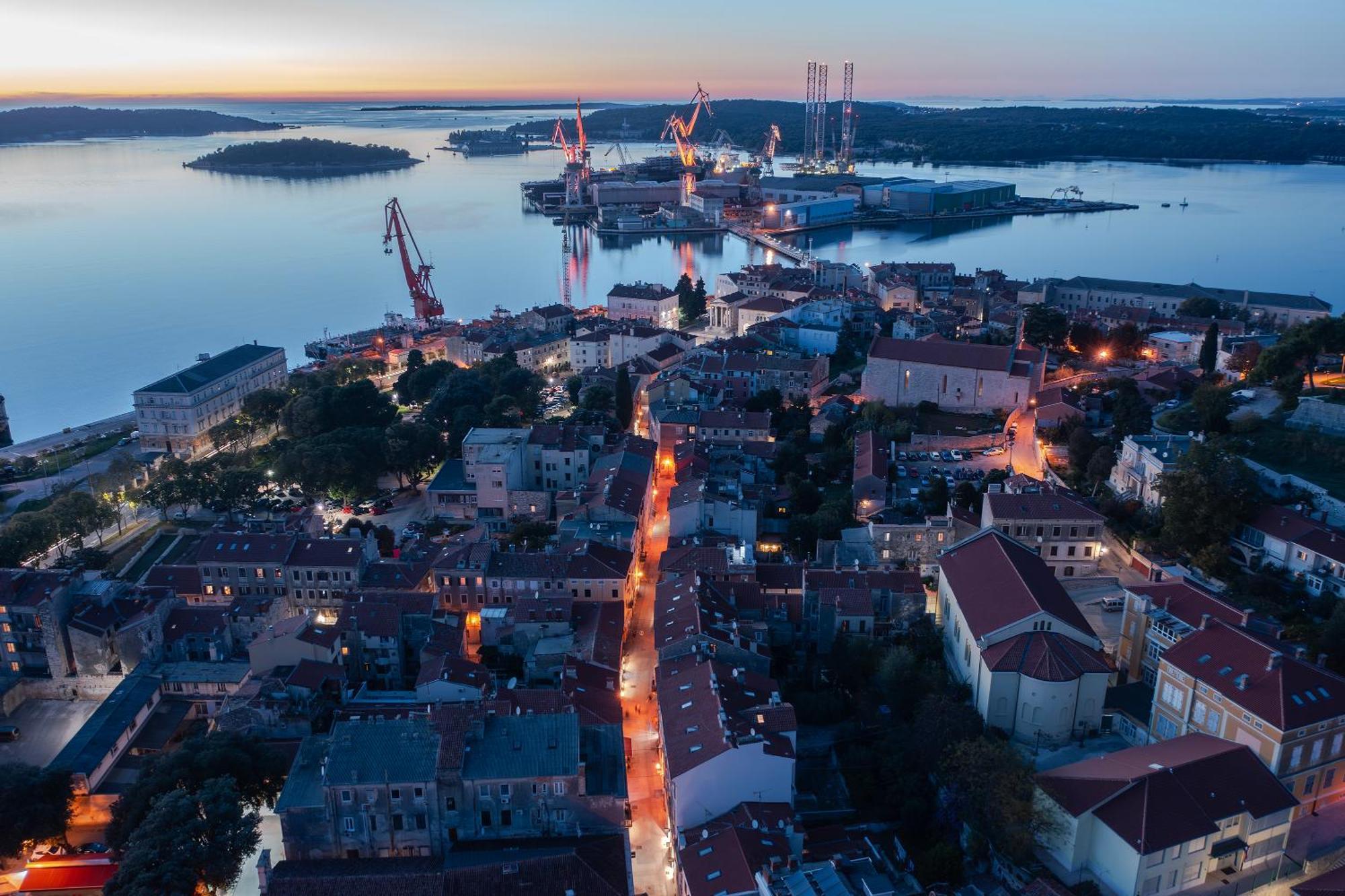 Arta Apartment City Center II - With Private Parking Pula Exterior photo