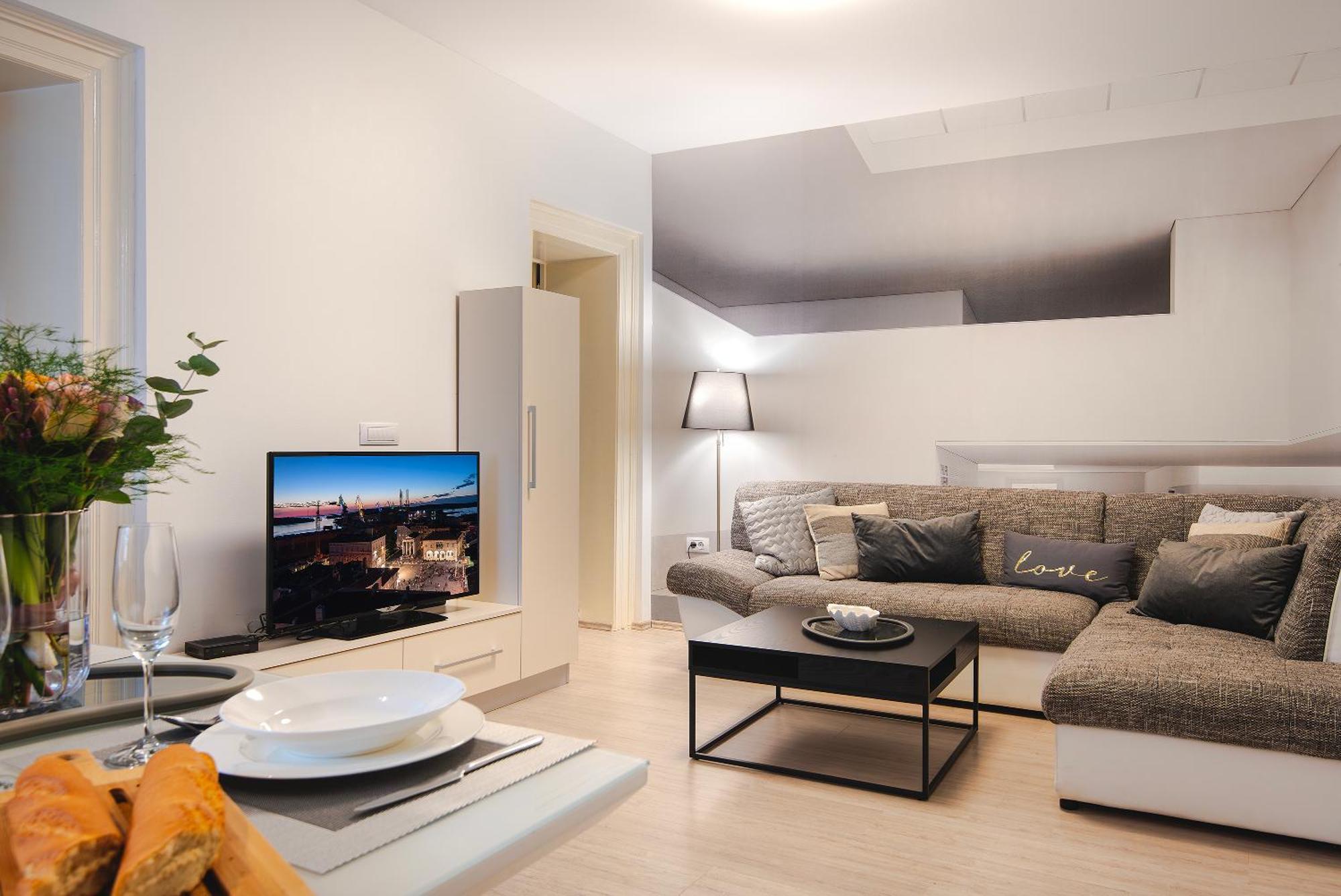 Arta Apartment City Center II - With Private Parking Pula Exterior photo